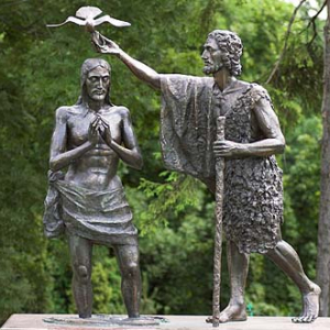 Figury świętych na stacjach przed Klasztorem Jasnogórskim